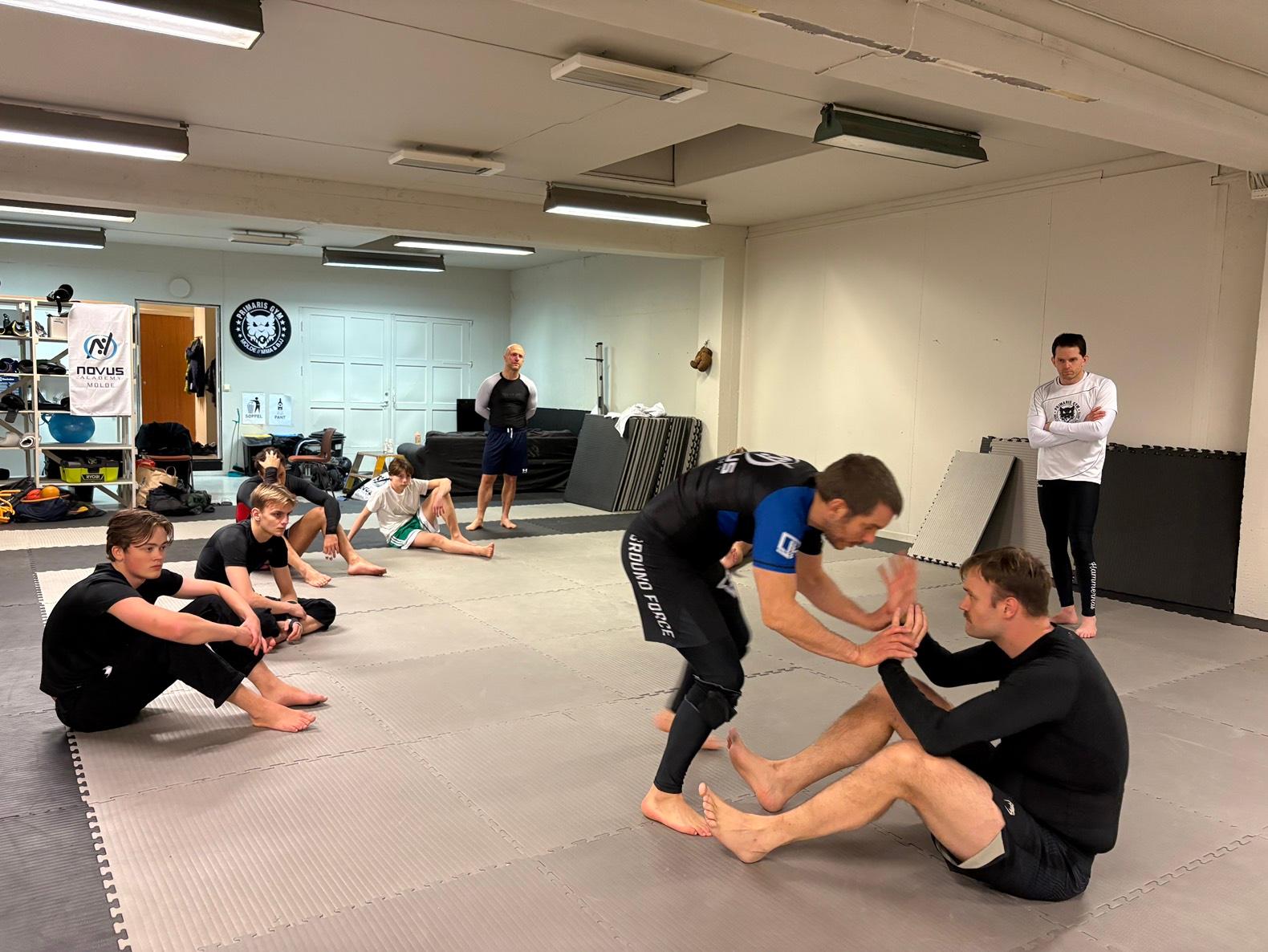 Instruktør Thomas Riksfjord viser innganger til headquarter.