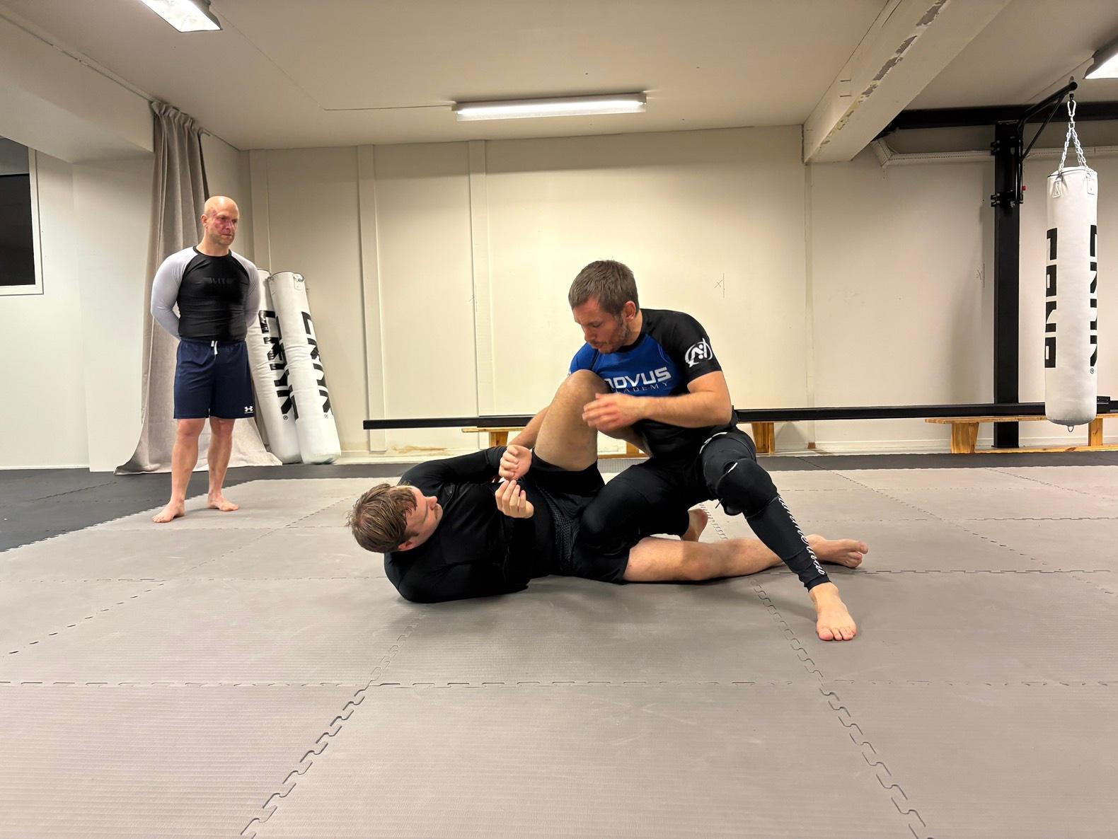 Kneeshield må forseres.