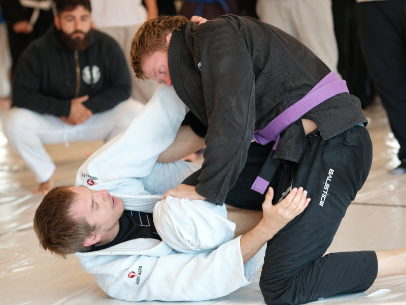 BJJ-utøver (bottom) jobber i recumbent guard