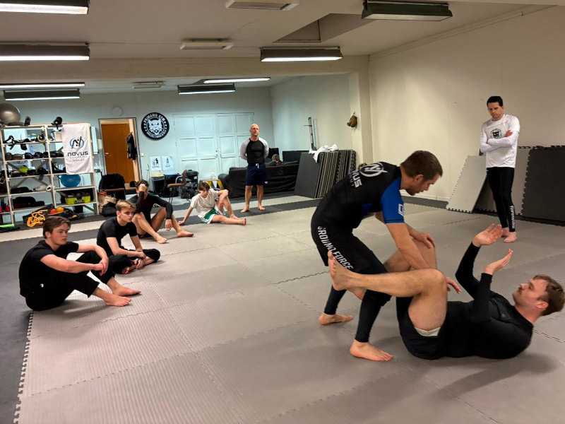 Novus Academy Molde holder no-gi-trening med passering fra headquarters-posisjon